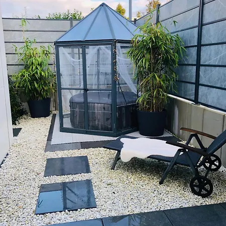 Mavie & Whirlpool Apartament *